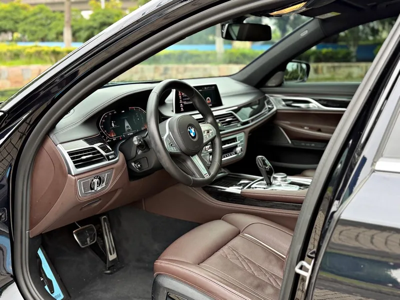 BMW 7 Series 2021 730Li M Sports suit exterior photo 5