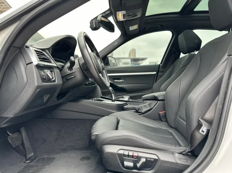 BMW 3 Series GT 2020 320i M Sports suit exterior photo 9