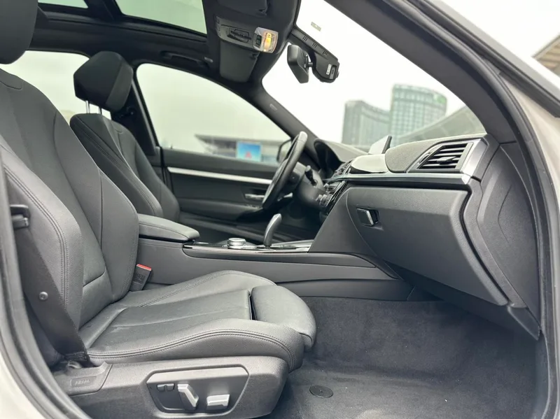 BMW 3 Series GT 2020 320i M Sports suit exterior photo 10