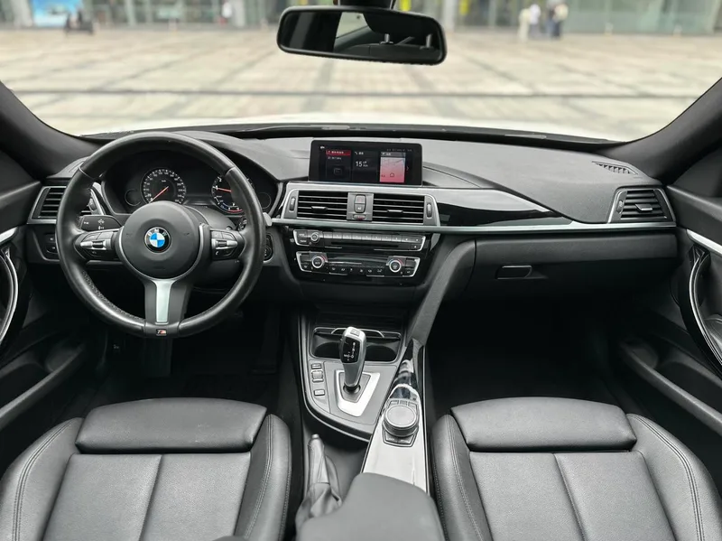 BMW 3 Series GT 2020 320i M Sports suit interior photo 17