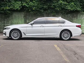 BMW 5 Series 2022 Deuxième lifting 525Li Ensemble de luxe extérieur photo 2
