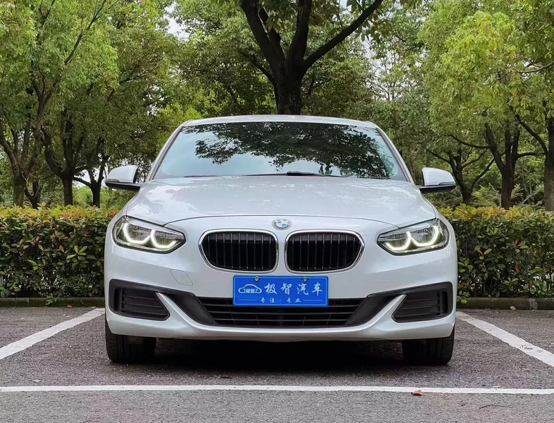 BMW 1 Series 2020 120i Fashionable exterior photo 2