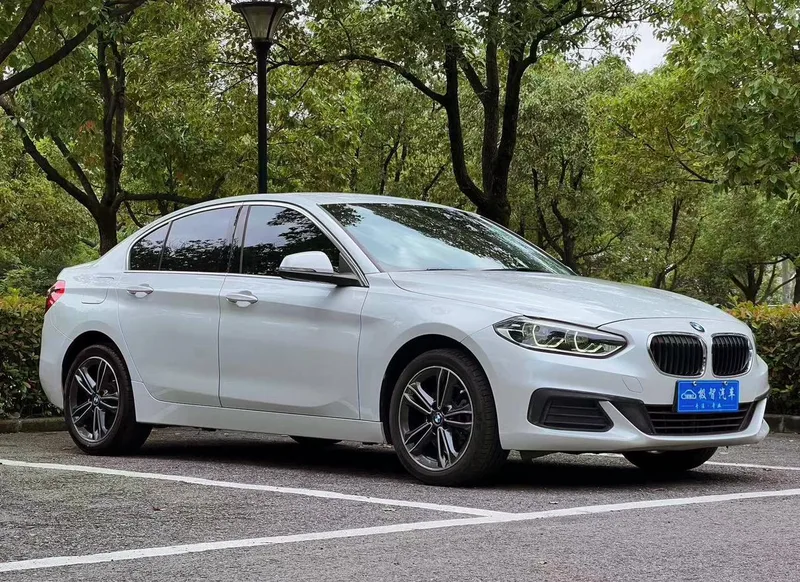 BMW 1 Series 2020 120i Fashionable exterior photo 3