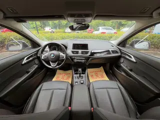 BMW 1 Series 2020 120i Fashionable interior photo 12