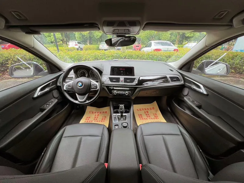 BMW 1 Series 2020 120i Fashionable interior photo 12