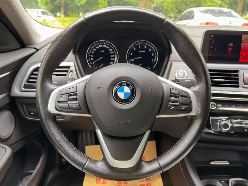 BMW 1 Series 2020 120i Fashionable interior photo 14