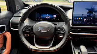 Geely Okavango L 2024 2.0TD DCT Modelo insignia exterior foto 9