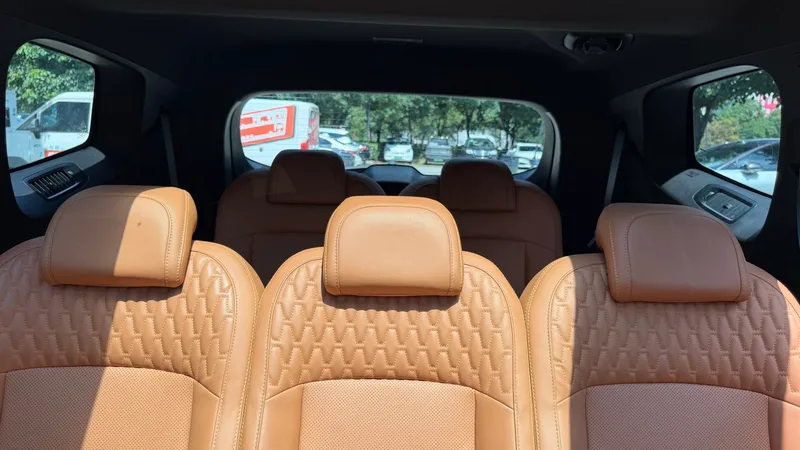Geely Okavango L 2024 2.0TD DCT Modelo insignia interior foto 14