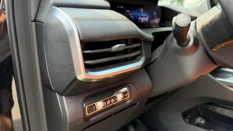 Geely Okavango L 2024 2.0TD DCT Modelo insignia interior foto 18