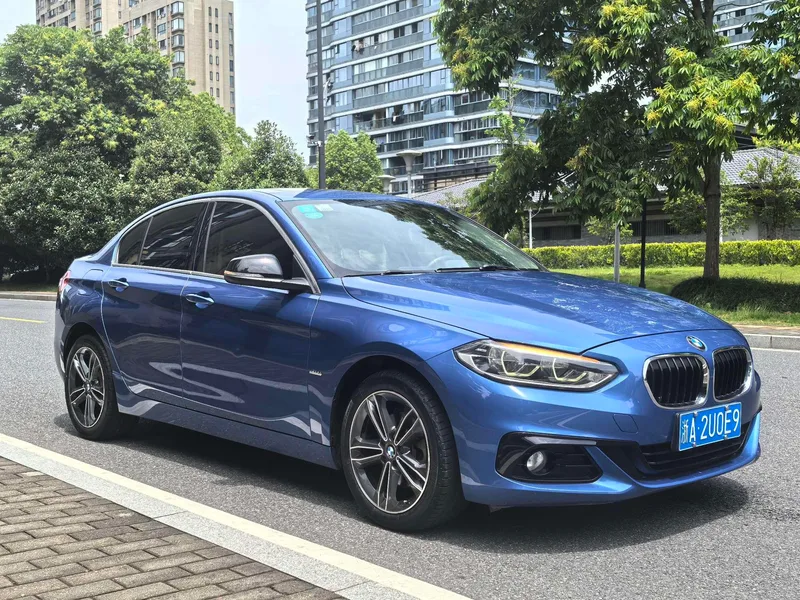 BMW 1 Series 2018 118i Sporty exterior photo 3