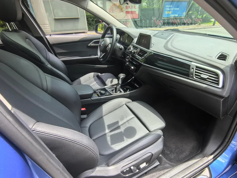 BMW 1 Series 2018 118i Sporty interior photo 12