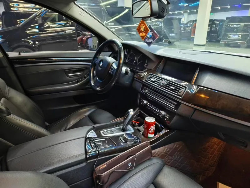 BMW 5 Series 2014 535Li Leading Type interior photo 9