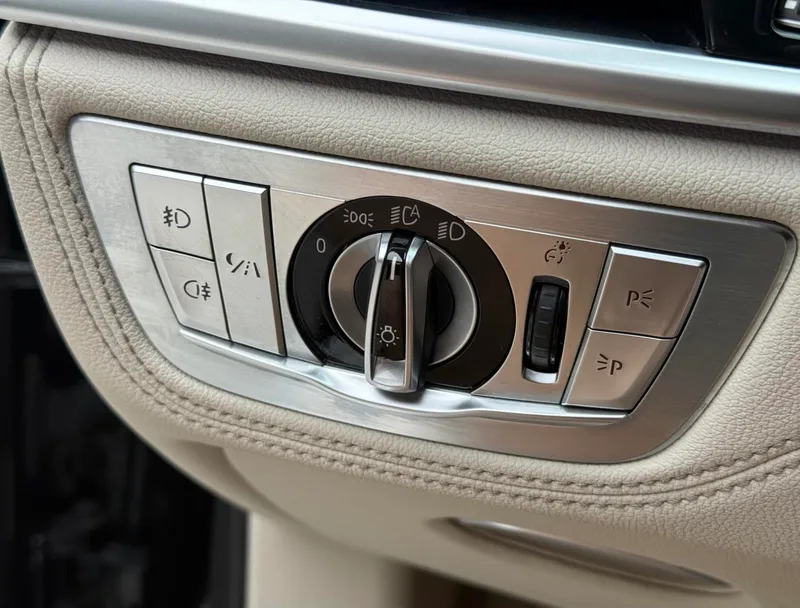 BMW 7 Series 2016 750Li xDrive Version à cinq places intérieur photo 13