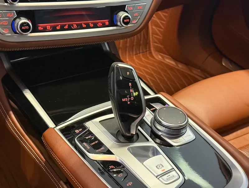 BMW 7 Series 2019 Restyling 740Li xDrive Administrative Luxury Set exterior photo 9
