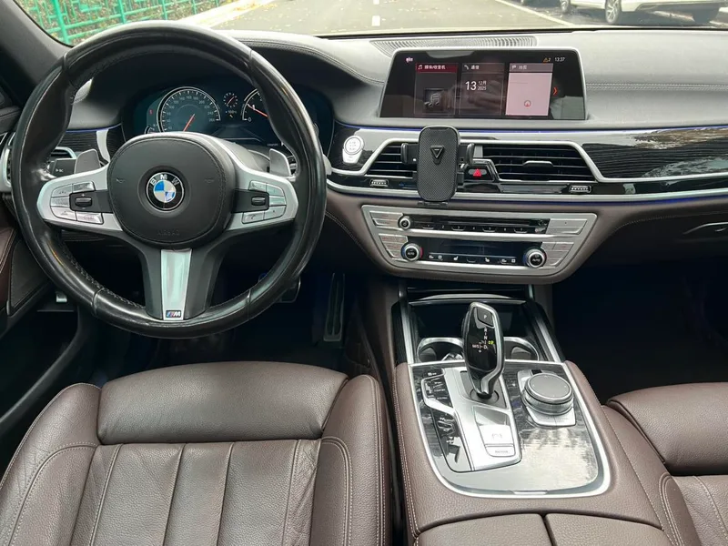 BMW 7 Series 2018 730Li Leading Type M Sports suit exterior photo 6
