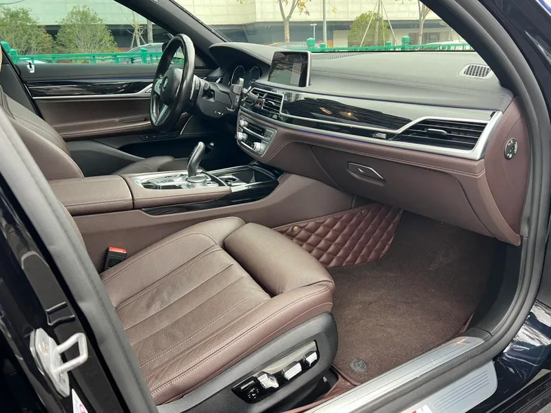 BMW 7 Series 2018 730Li Leading Type M Sports suit interior photo 12