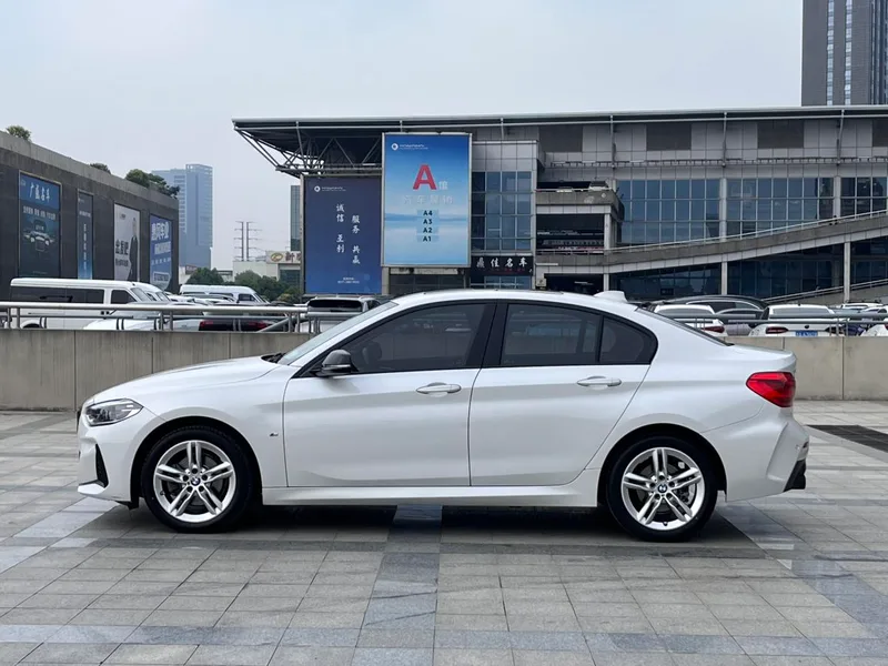 BMW 1 Series 2021 120i M Sports Obsidian Night Edition exterior photo 4