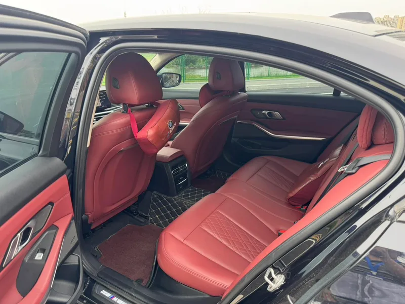 BMW 3 Series 2023 325Li M Спортивный ночной костюм интерьер фото 9