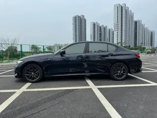 BMW 3 Series 2023 325Li M Спортивный ночной костюм интерьер фото 12