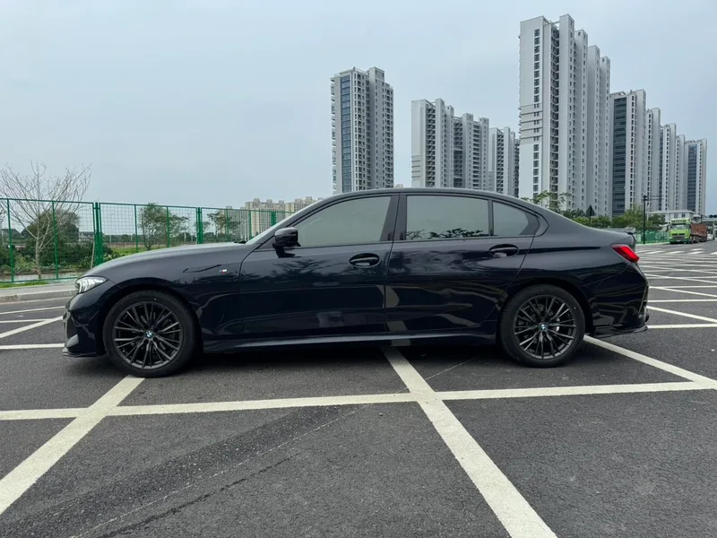 BMW 3 Series 2023 325Li M Спортивный ночной костюм интерьер фото 12