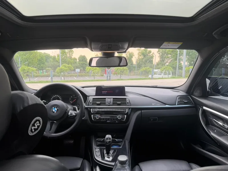 BMW 3 Series 2019 320i M Sports Obsidian Night Edition interior photo 11