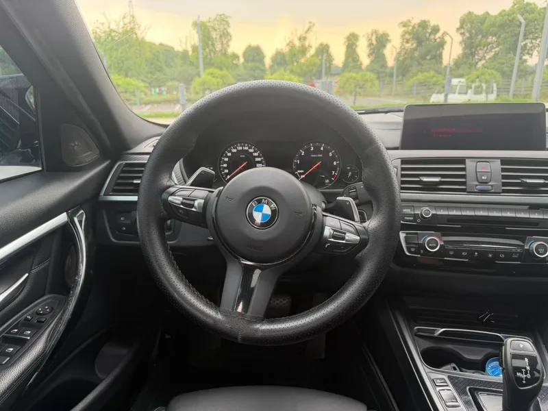 BMW 3 Series 2019 320i M Sports Obsidian Night Edition interior photo 12