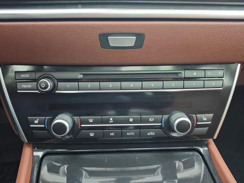 BMW 5 Series GT 2015 528i Leading Type interior photo 19
