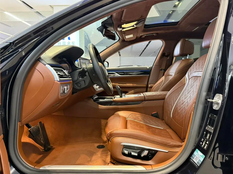 BMW 7 Series 2019 Reforma 740Li xDrive Tipo administrativo Traje de lujo exterior foto 6