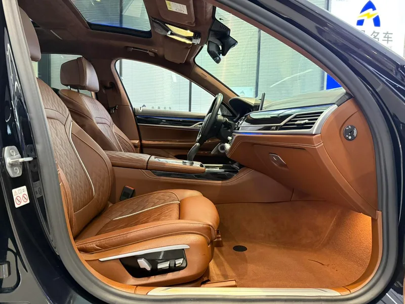 BMW 7 Series 2019 Reforma 740Li xDrive Tipo administrativo Traje de lujo exterior foto 8