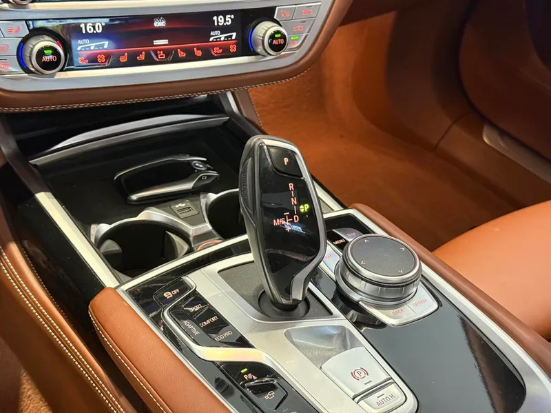 BMW 7 Series 2019 Reforma 740Li xDrive Tipo administrativo Traje de lujo exterior foto 9