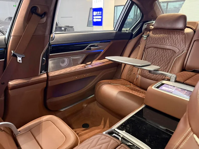 BMW 7 Series 2019 Reforma 740Li xDrive Tipo administrativo Traje de lujo interior foto 13