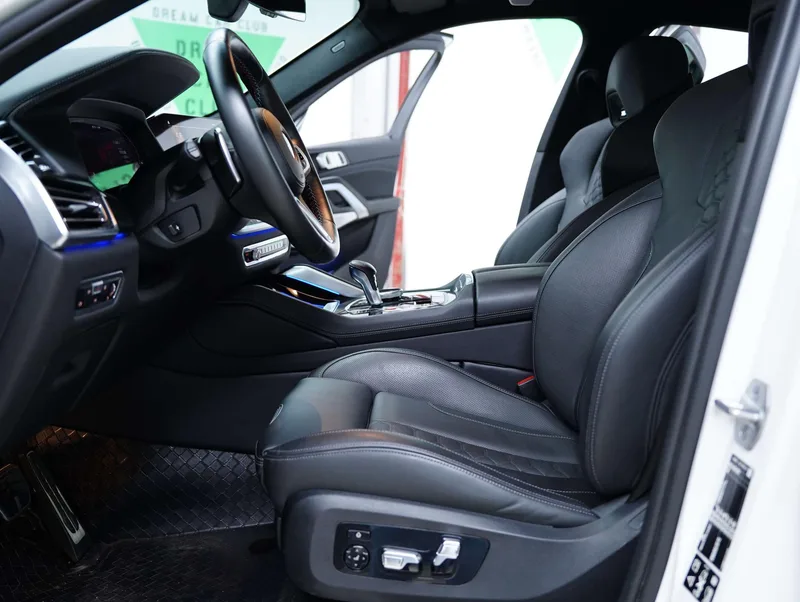 BMW X6 M 2021 X6 M interior foto 20