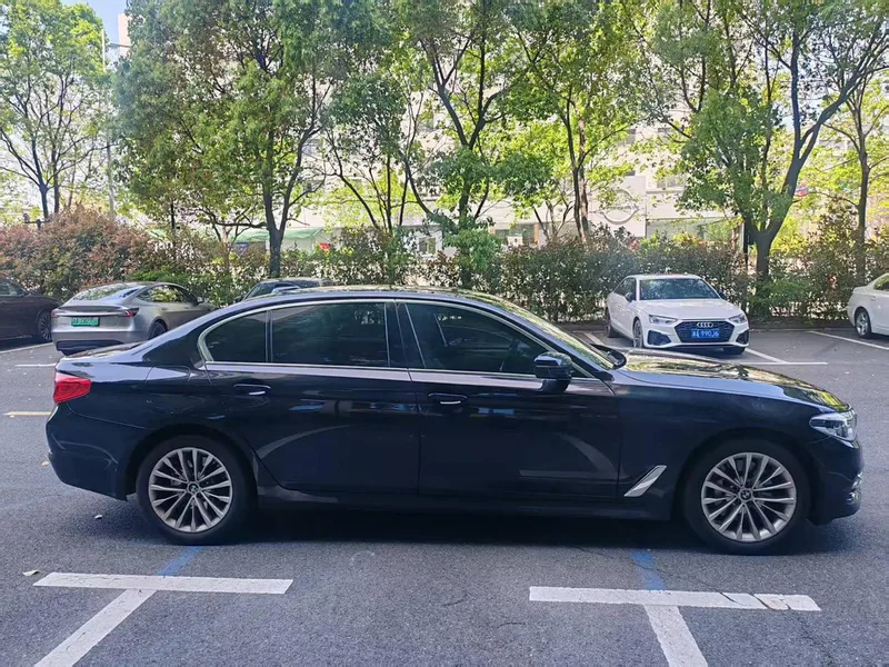 BMW 5 Series 2020 530Li Leading Type Luxury Set exterior photo 2
