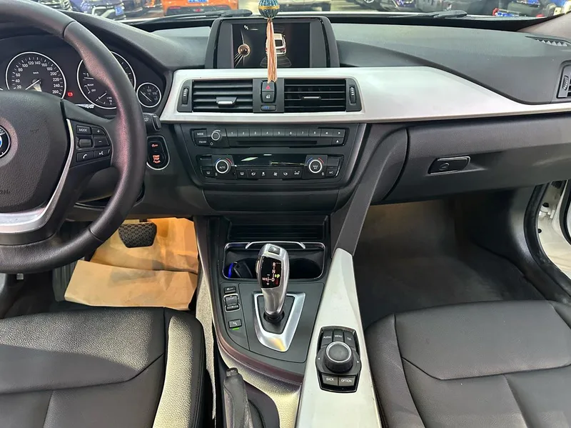 BMW 3 Series GT 2014 320i Líder interior foto 14
