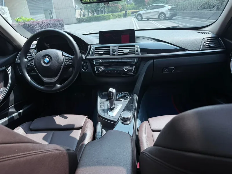 BMW 3 Series 2019 320Li Estilo de moda exterior foto 4