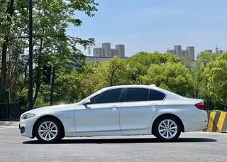 BMW 5 Series 2015 520i Elegant style exterior photo 3