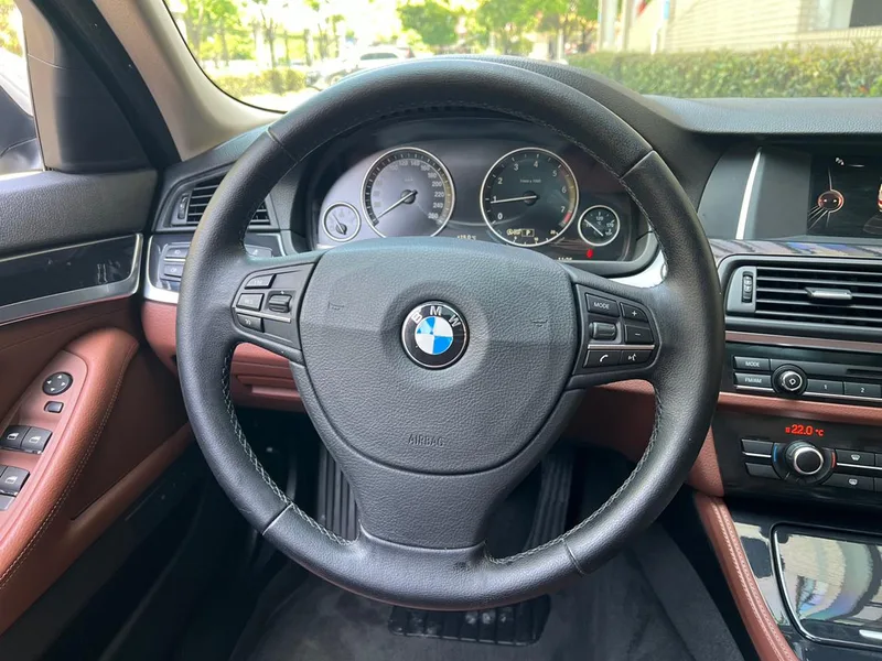 BMW 5 Series 2015 520i Elegant style exterior photo 5