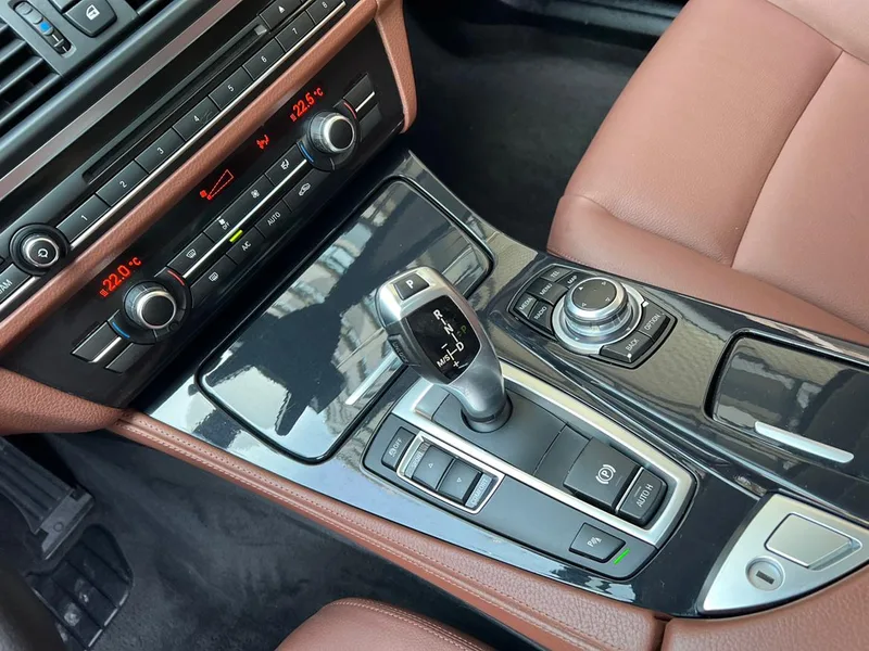 BMW 5 Series 2015 520i Elegant style exterior photo 6