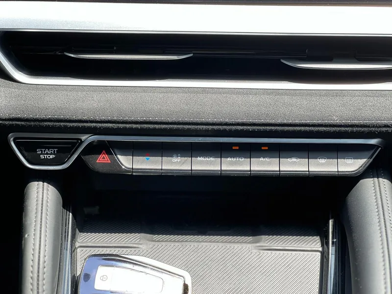 Geely Monjaro 2024 2.0TD High-power automatic two-wheel drive skyline version interior photo 19