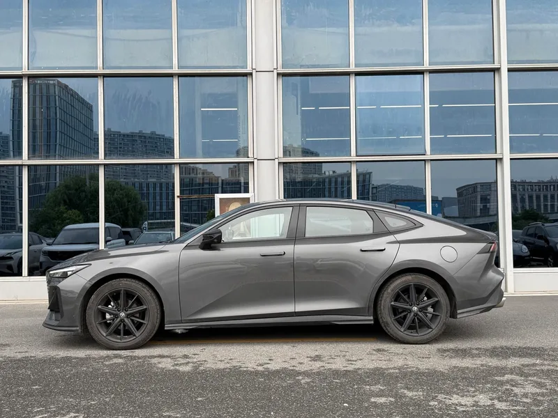 Changan UNI-V 2024 1.5T High-energy version exterior photo 3