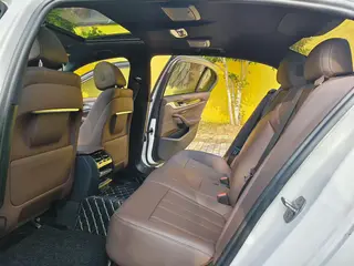 BMW 5 Series 2020 525Li M Conjunto deportivo interior foto 6