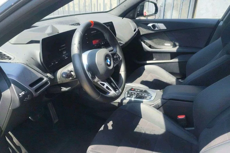 BMW 2 Series 2025 M235L intérieur photo 7
