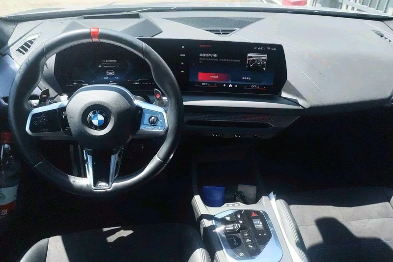 BMW 2 Series 2025 M235L intérieur photo 8