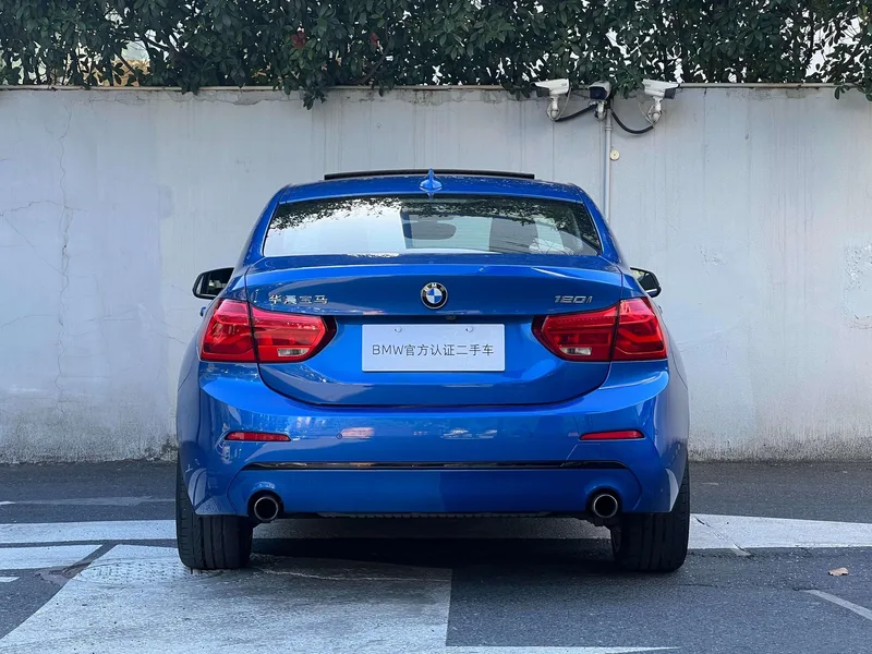 BMW 1 Series 2018 120i Design Suit Type exterior photo 4