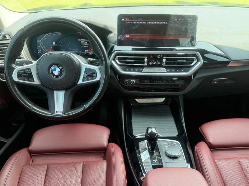 BMW X3 2022 xDrive25i M Спортивный костюм интерьер фото 9