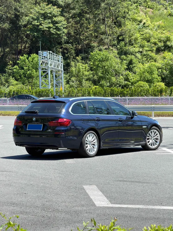 BMW 5 Series 2014 520i Travel version exterior photo 2