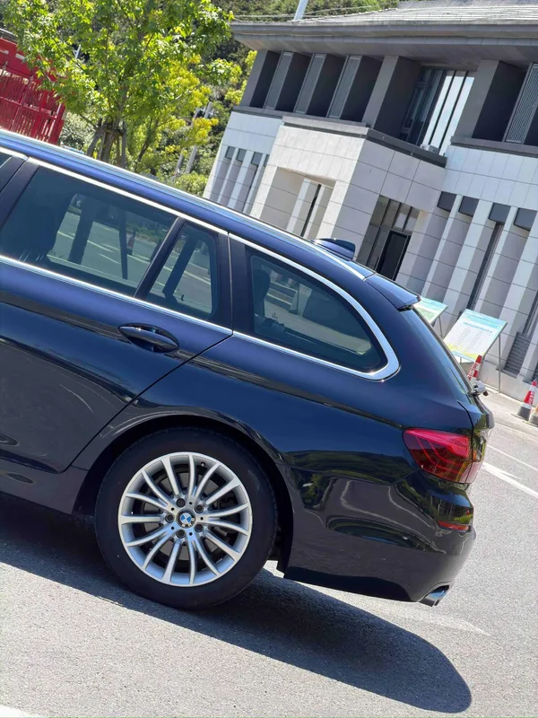 BMW 5 Series 2014 520i Travel version exterior photo 5