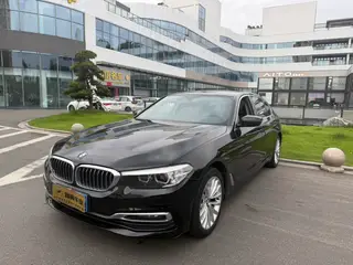 BMW 5 Series 2019 525Li Traje de lujo