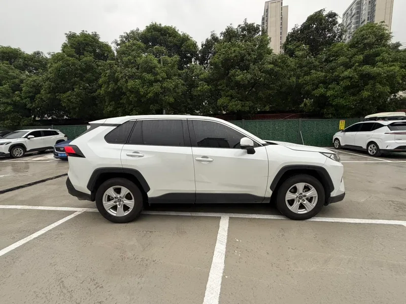 Toyota RAV4 2023 2.0L CVT Двухприводная городская версия экстерьер фото 4