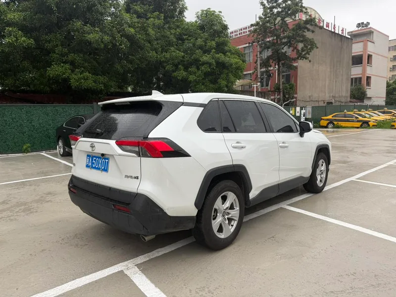 Toyota RAV4 2023 2.0L CVT Двухприводная городская версия экстерьер фото 5